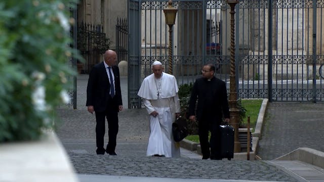 What's wrong with Pope Francis' knee?