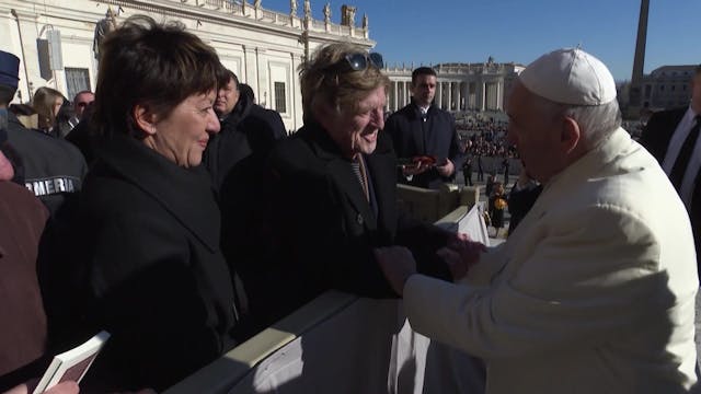 Pope Francis greets actor and directo...