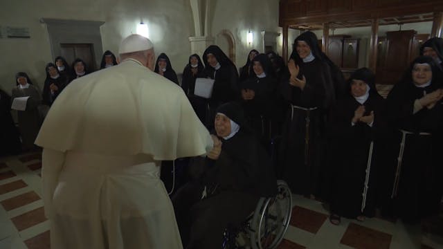 Visita sorpresa del Papa a una comuni...