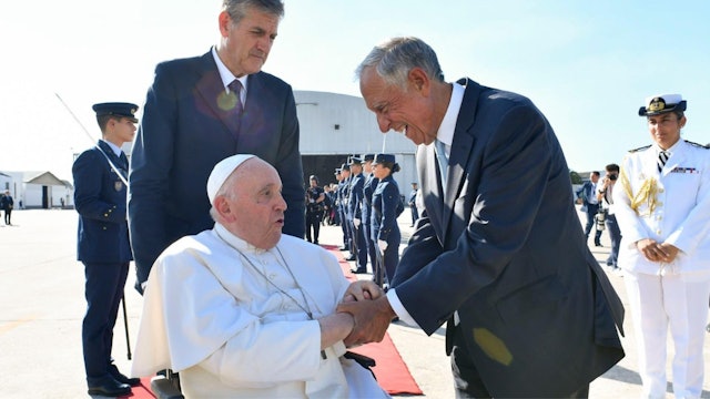 Pope Francis closes his 4th World Youth Day and leaves Lisbon for Rome