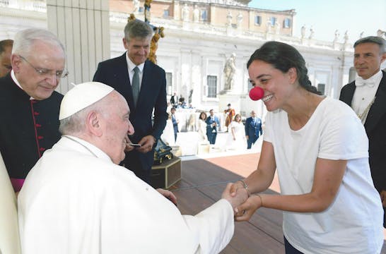 Peregrina saluda al Papa con nariz de...