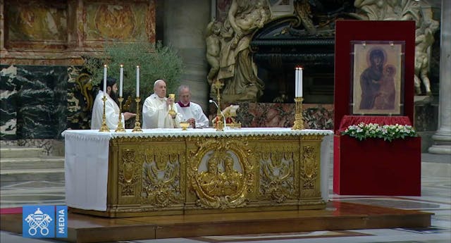 Papa dedica su homilía de Jueves Sant...