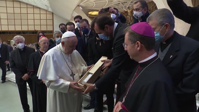 Pope Francis receives bottle of wine ...