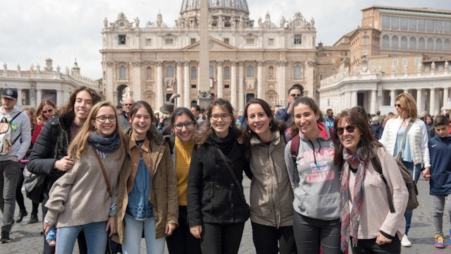 1,000+ college students travel to Rome to experience Holy Week with the Pope