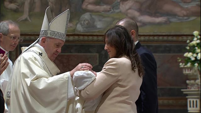 Papa bautiza a 32 niños: Bautizar a u...
