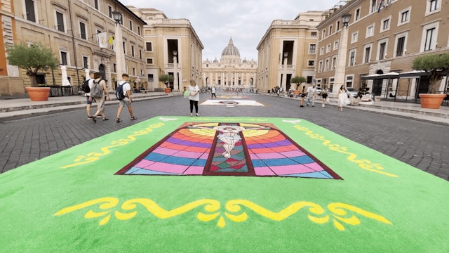 Alfombras florales de la paz revisten el Vaticano en día de S. Pedro y S. Pablo
