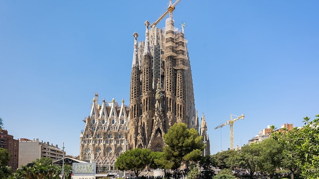 Who will decide how to finish the Sagrada Família? 
