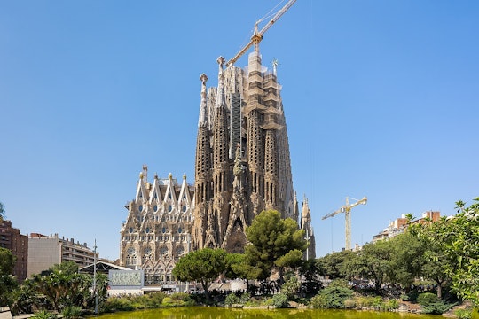 Who will decide how to finish the Sagrada Família? 