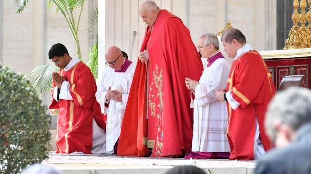 Pope Francis, still having trouble breathing, kicks off Holy Week at the Vatican