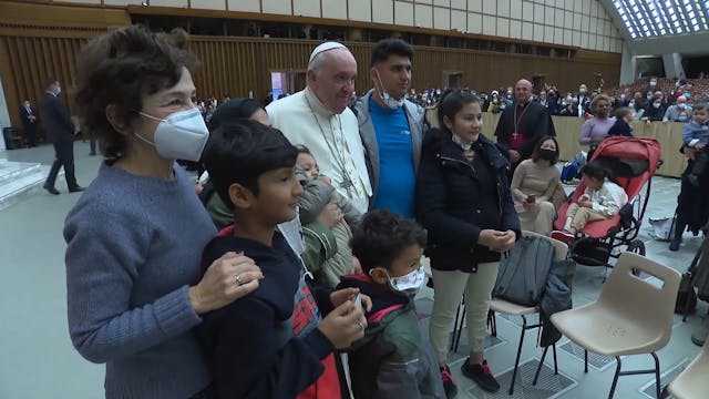 Pope Francis greets family he saved f...