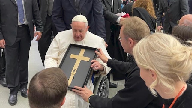 Mayor of bombed Ukrainian city presents rehabilitation project to Pope Francis