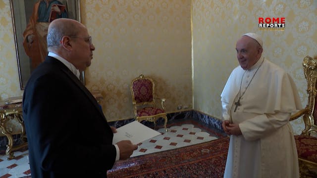 Peruvian Ambassador gives Pope Franci...