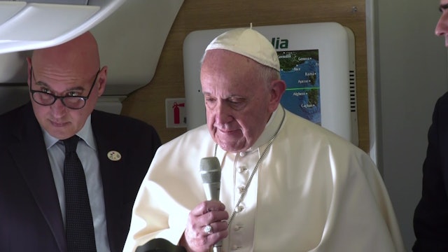 En el avión a Panamá: El Papa se emociona  En el avión a Panamá: