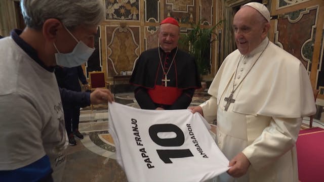 El Papa al equipo de fútbol del Vatic...