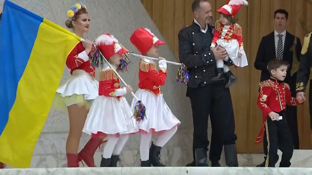 Mini circus comes to Vatican carrying Ukrainian flags