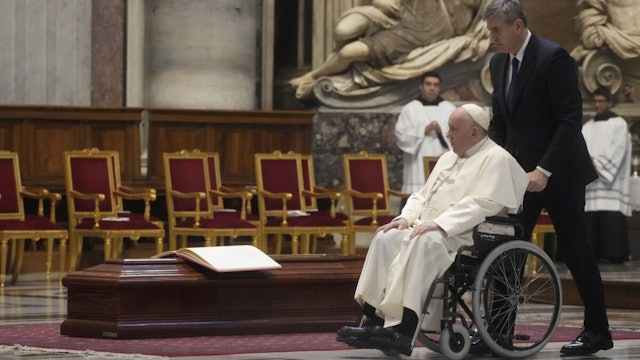 Los cardenales y el papa Francisco dan su último adiós al cardenal George Pell