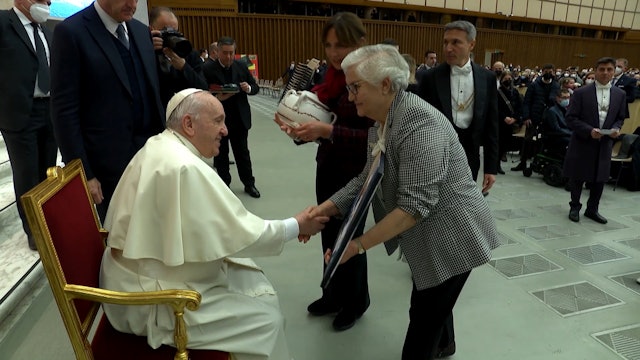 Pope Francis greets Holocaust survivor