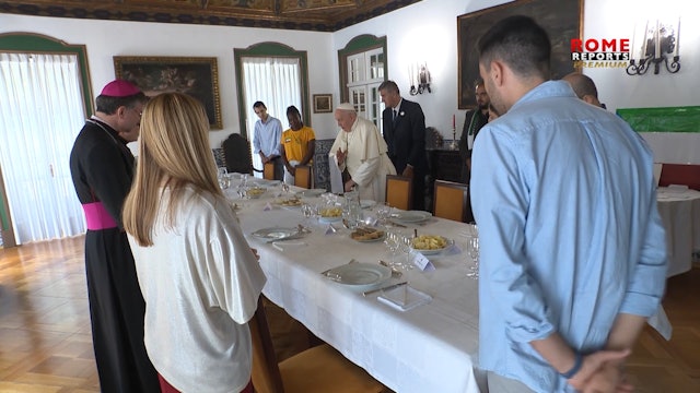 Un grupo de jóvenes comparte el almuerzo con el papa Francisco