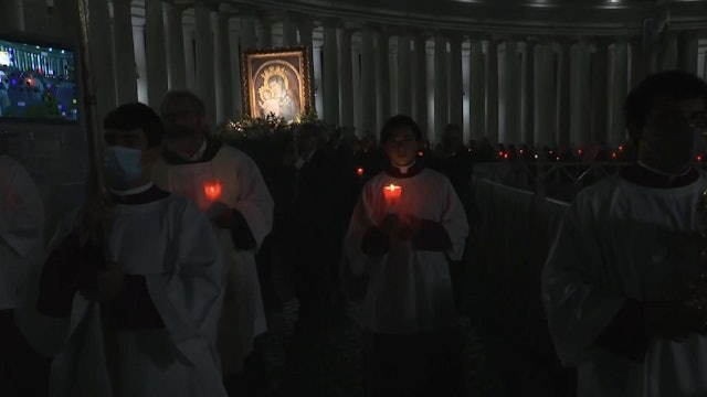 Devoción y recogimiento en San Pedro en el rezo del rosario nocturno por la paz