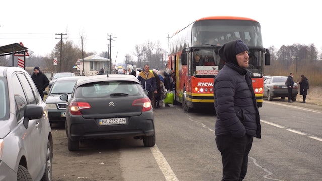 Ukrainian refugees in Poland: There are lines of cars 10-20 miles long