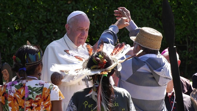 Francisco reza junto a indígenas en el Vaticano por el Sínodo de la Amazonia