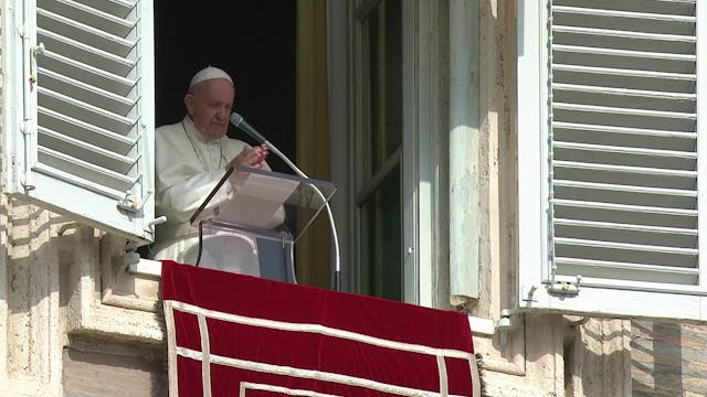 Pope asks for applause during Angelus...