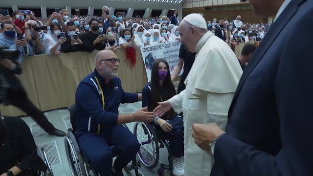 Pope Francis greets Paralympic athlet...