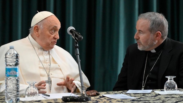 Francisco se 'escapa' del Vaticano para visitar a sacerdotes de su diócesis