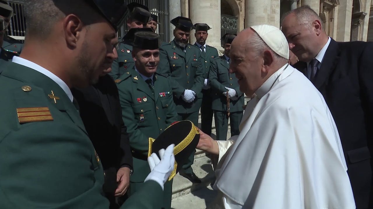 El Papa Francisco, con tricornio de la Guardia Civil