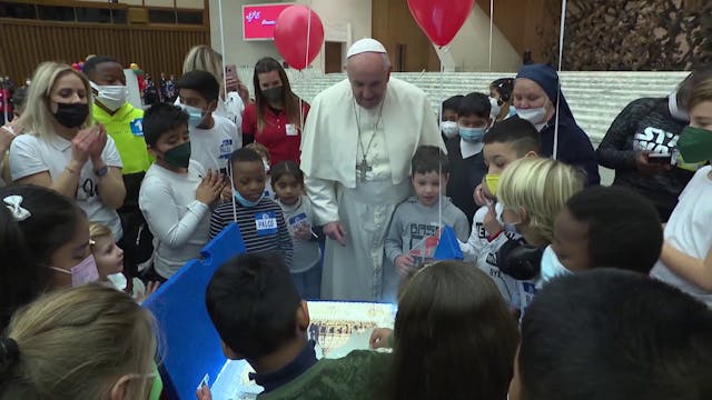 Papa celebra cumpleaños con niños de ...