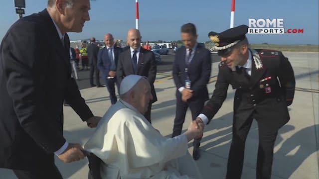 El Papa Francisco sube en silla de ru...