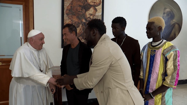 Reparto de la película Io Capitano se reúne con el papa Francisco