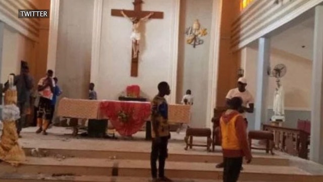 Francisco reza por las víctimas de la masacre en Nigeria