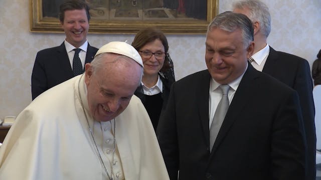 Papa Francisco ríe con Viktor Orbán y...