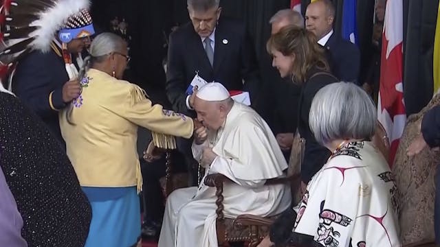Francisco besa la mano de una indígen...