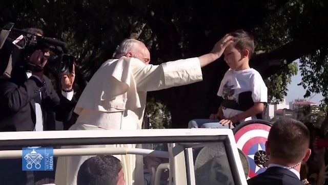 Francisco bendice a un niño en una silla de ruedas de Capitán América
