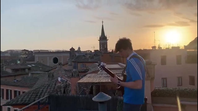 Músico romano toca la guitarra desde espectaculares tejados de Piazza Navona