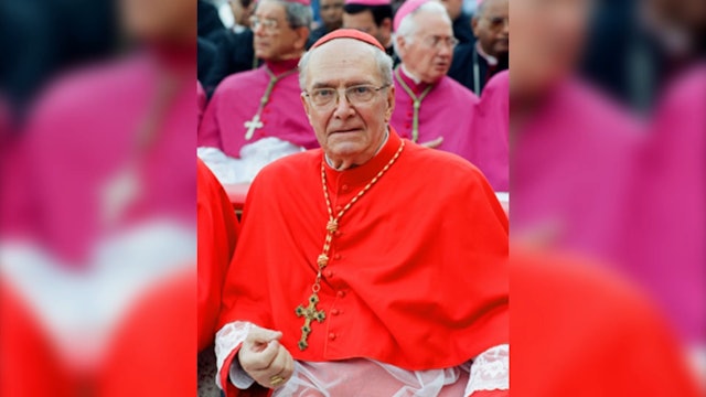 El Papa Francisco celebra el rito final en el funeral del cardenal Cacciavillan