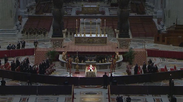 Miles de peregrinos en la basílica de San Pedro para despedir a Benedicto XVI