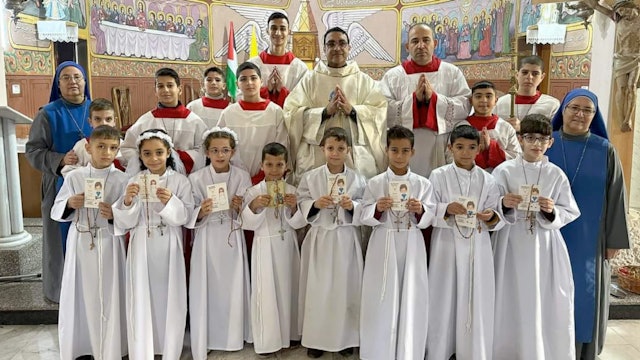 Ocho niños hacen la primera comunión en la única parroquia católica de Gaza