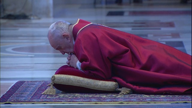 Papa reza postrado en Celebración de la Pasión en la basílica de San Pedro vacía