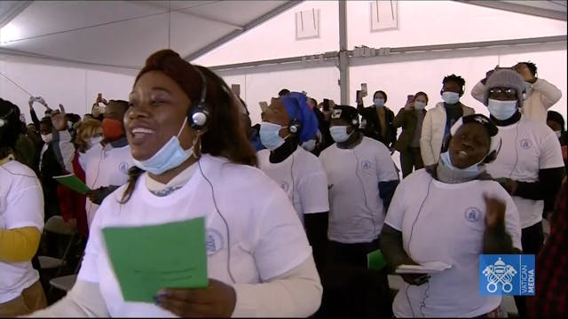 Grupo de refugiados recibe cantando a...