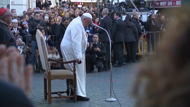Francisco rompe a llorar por Ucrania durante el homenaje a la Inmaculada 