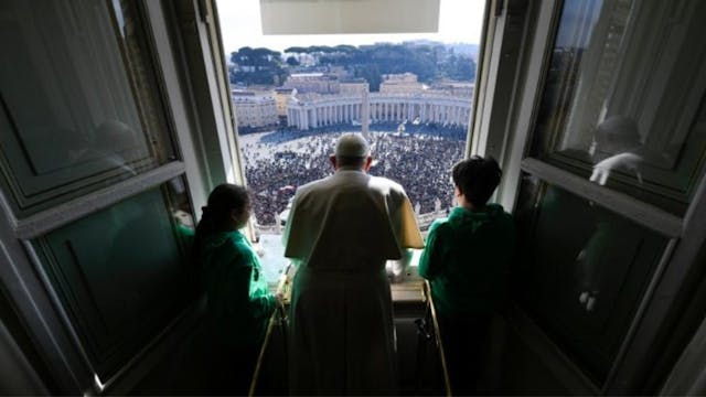Pope Francis joins children of “Carav...