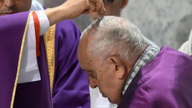 Francisco recibe la ceniza durante la...