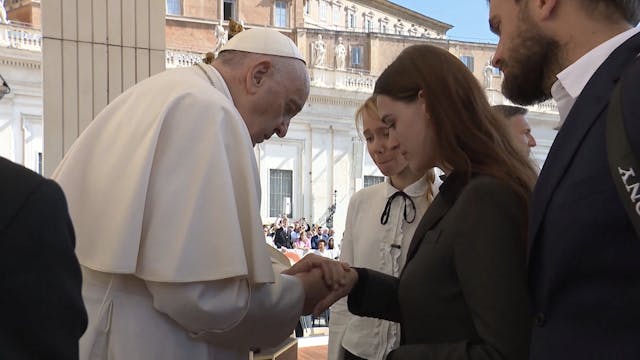Pope Francis prays with the wives of ...