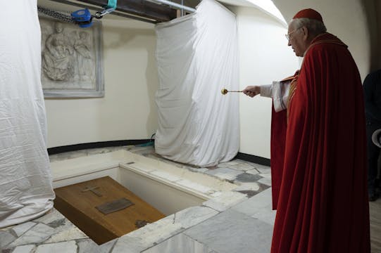 Benedicto XVI es enterrado en la Crip...
