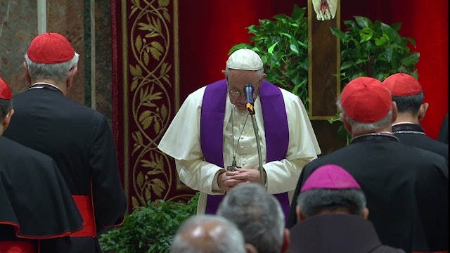 Papa reza ante víctima y pide a Dios valentía