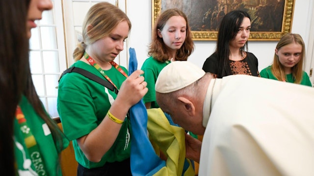 Young Ukrainian girl cries giving Pope Francis letter about her father fighting