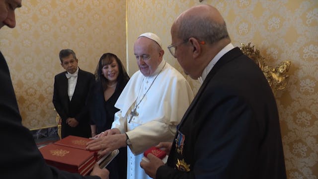 El embajador peruano regala al Papa u...